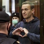 Navalny, condannato al carcere ma attacca Putin: “Passerà alla storia come l’avvelenatore”