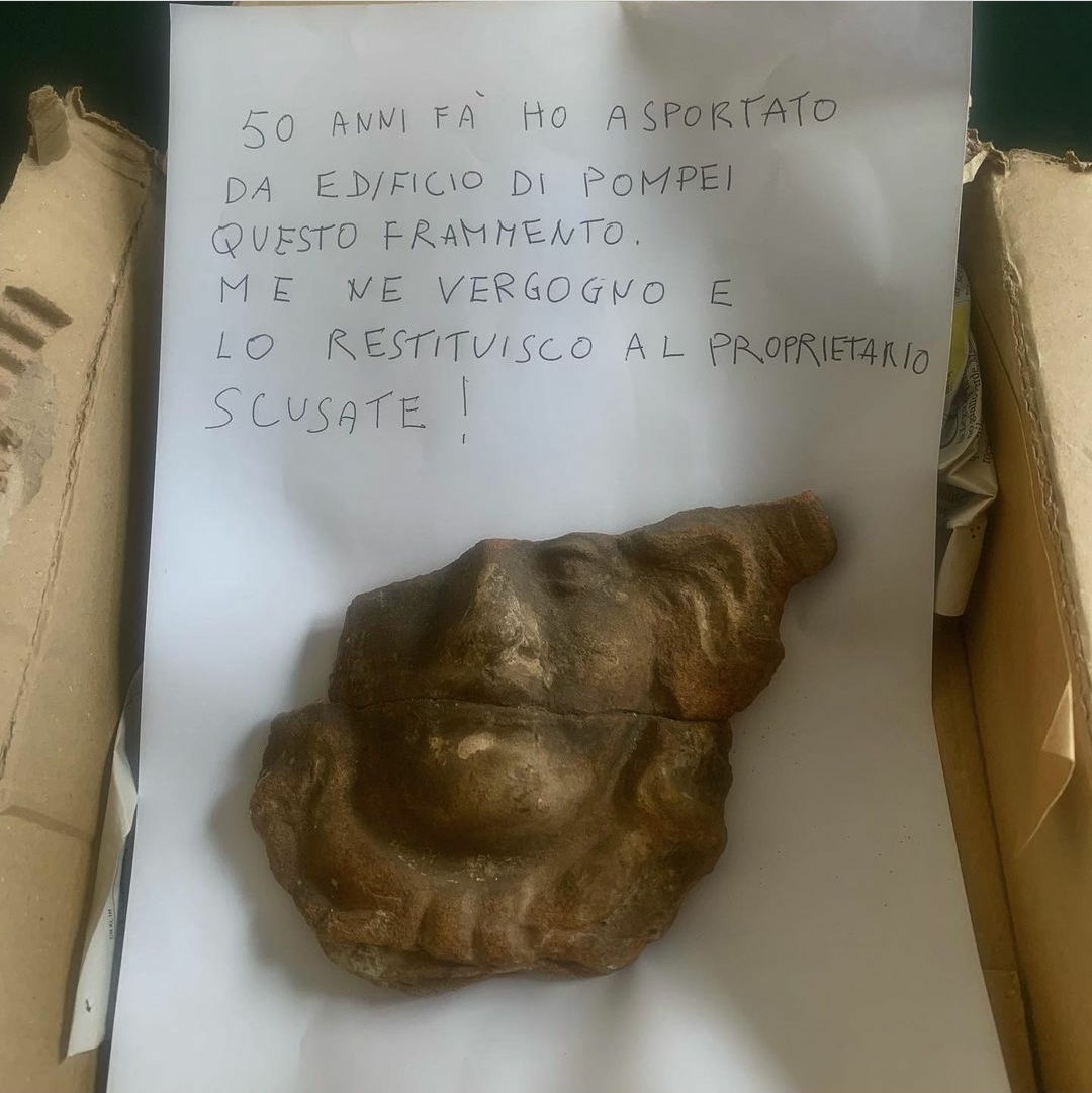 Pompei, 50 anni fa ha rubato un reperto e ora lo restituisce per posta: “Mi vergogno” Pompei, 50 anni fa ha rubato un reperto e ora lo restituisce per posta: “Mi vergogno”