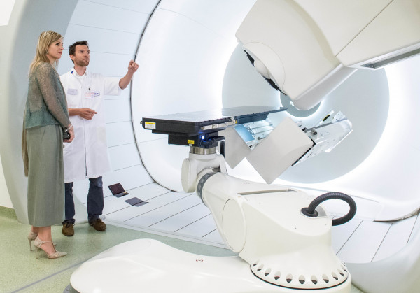 Maxima dei Paesi Bassi visita il centro di protonterapia di Groningen