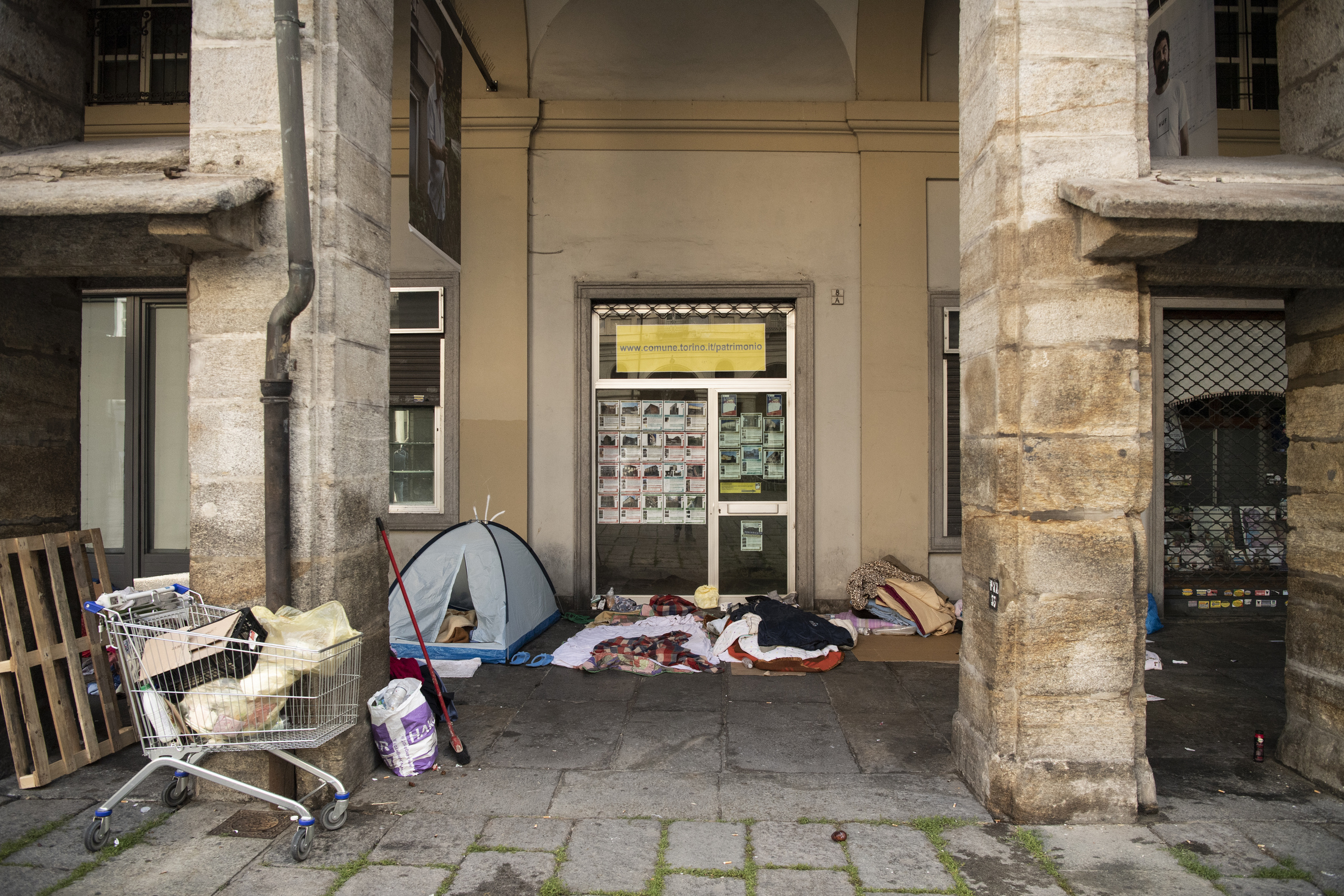 Torino, blitz dei vigili per allontanare i clochard: “Operazione antidegrado”