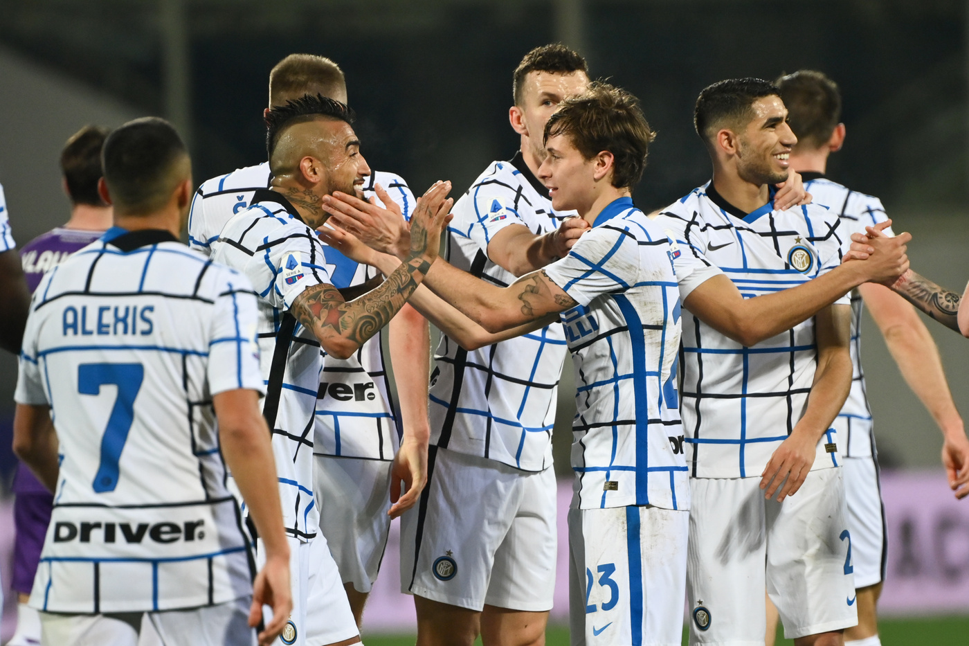 Serie A, l’Inter balza in vetta: Barella e Perisic stendono la Fiorentina Serie A, l’Inter balza in vetta: Barella e Perisic stendono la Fiorentina