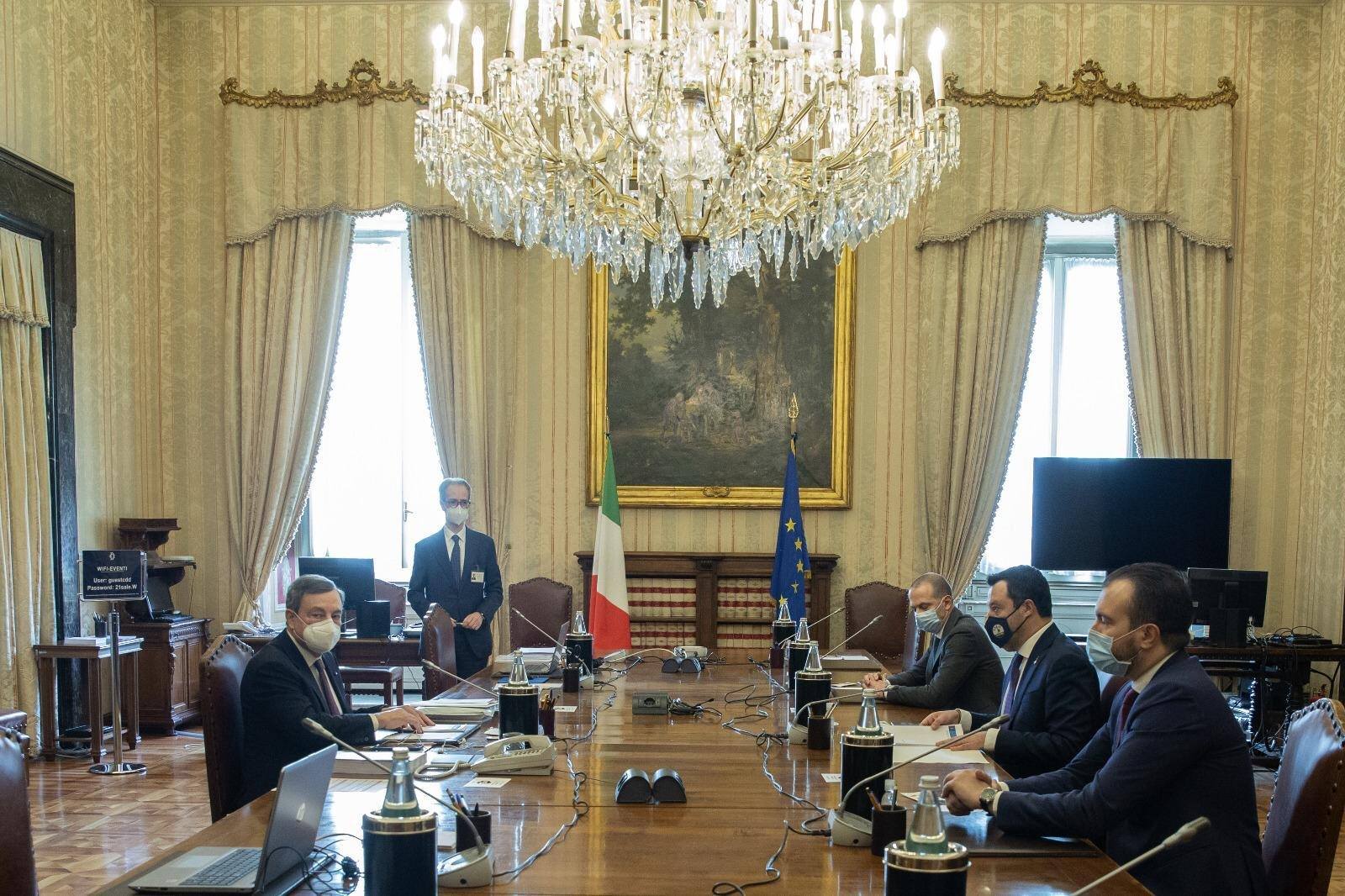 Governo: nessun veto da Salvini. Crimi a Draghi: “Necessaria maggioranza politica”