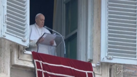 Papa Francesco prega