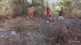 Ricerche dopo il distacco del ghiacciaio dell'Himalaya