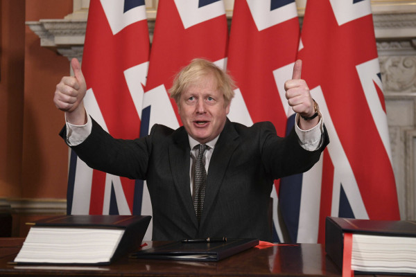 Boris Johnson firma l'accordo sulla Brexit