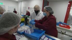 Boris Johnson visita un impianto di produzione di test Covid-19