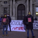 Milano, genitori e studenti in piazza per chiedere al Comune tamponi a prezzi calmierati
