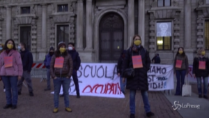 Genitori e studenti in piazza per chiedere al Comune tamponi a prezzi calmierati