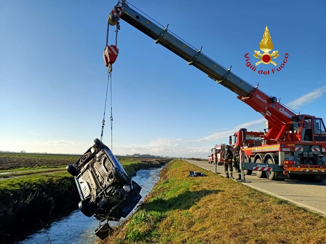 Si ribalta a testa in giù con l’auto nel fosso: la conducente si salva insieme al suo cagnolino Si ribalta a testa in giù con l’auto nel fosso: la conducente si salva insieme al suo cagnolino