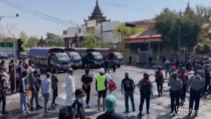 Myanmar: polizia usa idranti per disperdere i manifestanti