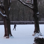 Bruxelles, gli abitanti sciano al parco dopo il passaggio della tempesta Darcy