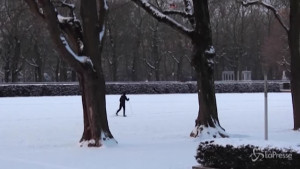 Bruxelles, gli abitanti sciano al parco