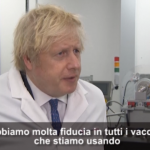 Vaccini, Boris Johnson: “Abbiamo fiducia nei vaccini ma bisogna continuare a fare i test”