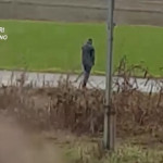 Uccisa a coltellate nel Milanese, le immagini dell’omicida in fuga da luogo del delitto