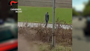 Uccisa a coltellate nel Milanese, le immagini dell'omicida in fuga da luogo del delitto