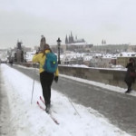 Gli impianti da sci chiudono e il ponte di Praga si trasforma in una pista
