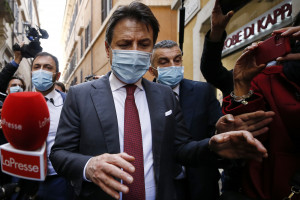 Crisi di Governo, Giuseppe Conte rientra a casa da Palazzo Chigi a piedi