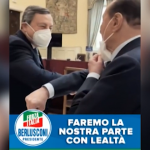 Berlusconi e il riassunto delle consultazioni: tra il saluto a Draghi con il gomito e il discorso dopo l’incontro