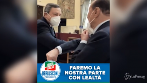 Berlusconi, saluto a Draghi con il gomito