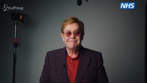 Elton John e Michael Caine promuovono in un video il vaccino