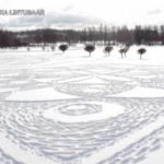 Finlandia, opera d’arte sulla neve: un enorme fiocco realizzato con le impronte