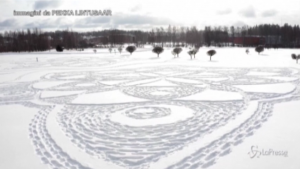 Finlandia, opera d'arte sulla neve: un enorme fiocco realizzato con le impronte