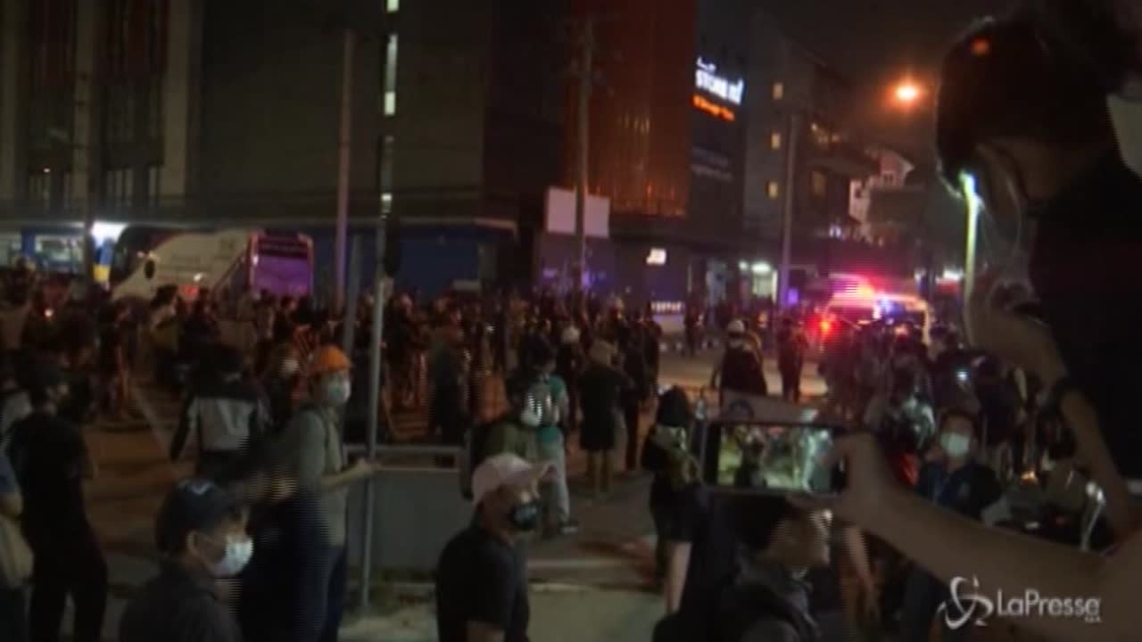 Thailandia, a Bangkok scontri tra manifestanti e polizia Thailandia, a Bangkok scontri tra manifestanti e polizia