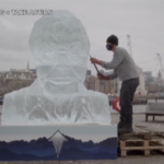 Clima, a Londra una scultura di ghiaccio con il viso del naturalista Attenborough