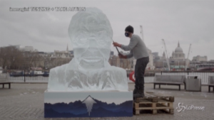 Scultura di ghiaccio con il viso del naturalista Attenborough