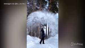 Challenge sui social: acqua calda spruzzata in aria e temperature a -30°C