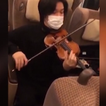 Il violinista Tatsuki Narita improvvisa un concerto tra i vagoni vuoti del treno