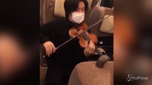 Il violinista Tatsuki Narita improvvisa un concerto tra i vagoni vuoti del treno