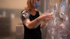 Abbracci anti-covid grazie alle tute in plastica