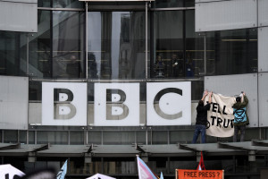 Hong Kong oscura la Bbc