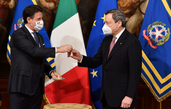 Mario Draghi e Giuseppe Conte a palazzo Chigi per la cerimonia della campanella