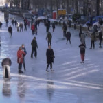 Olanda, ad Amsterdam si pattina lungo i canali ghiacciati