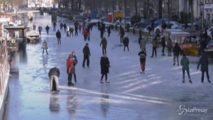 ad Amsterdam si pattina lungo i canali ghiacciati