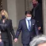 Giuseppe Conte lascia Palazzo Chigi tra gli applausi