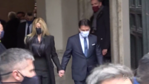 Giuseppe Conte lascia Palazzo Chigi tra gli applausi