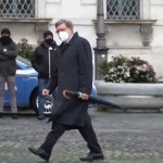 Il ministro Giovannini attende il cambio della guardia prima di entrare al Quirinale