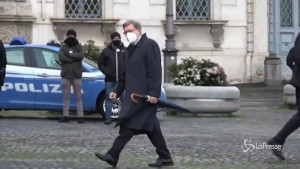 Il ministro Giovannini attende il cambio della guardia prima di entrare al Quirinale