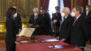 Maria Stella Gelmini prova a recitare il giuramento a memoria