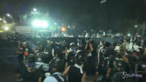 Scontri tra manifestanti pro-democrazia e polizia a Bangkok