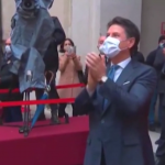 Conte si congeda da Palazzo Chigi, l’emozionante tributo dei dipendenti