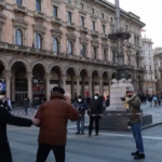 Milano, gilet arancioni in piazza Duomo contro le restrizioni: duro scontro con un cittadino