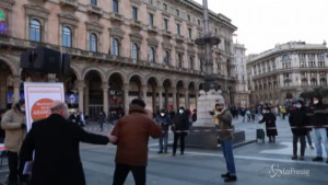 Gilet arancioni in piazza Duomo