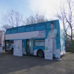 Covid, a Londra il vaccino si fa anche sul bus