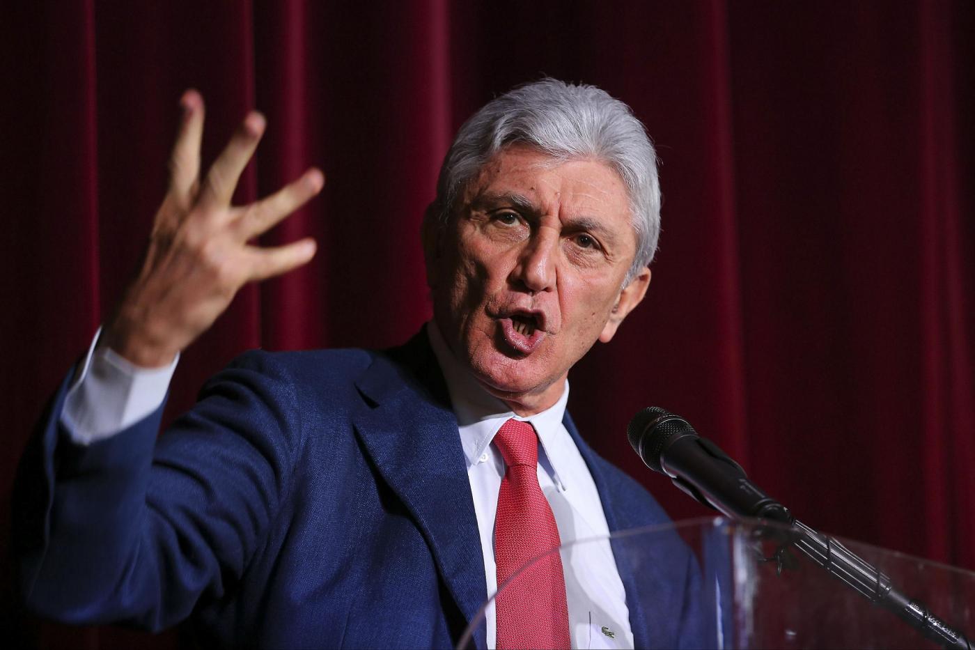 Napoli, Bassolino: “Mi candido sindaco, mi metto al servizio della città”