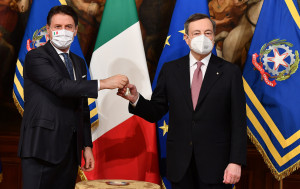 Mario Draghi e Giuseppe Conte a palazzo Chigi per la cerimonia della campanella