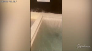 Sisma in Giappone, l'acqua esce dalla vasca